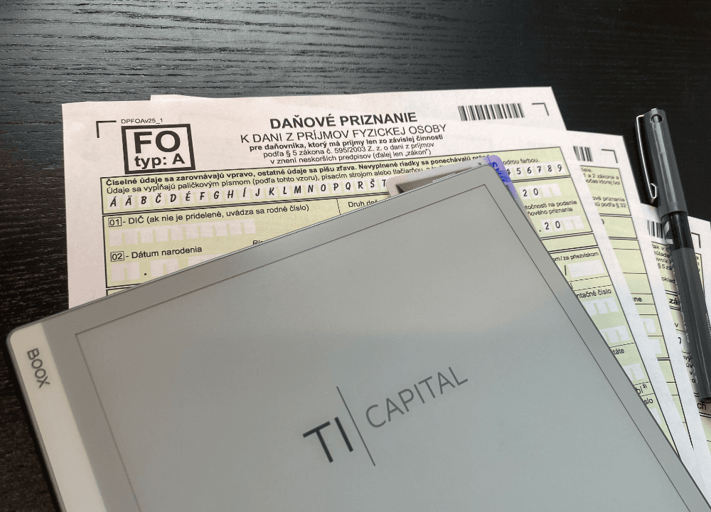 Filing a tax return online — illustration